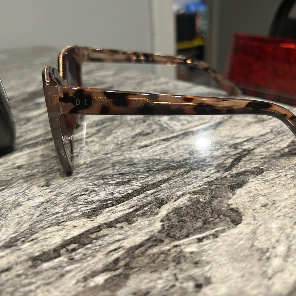 Diff Eyewear Brown and Black Sunglasses with Tortoiseshell Design - Picture 9 of 15